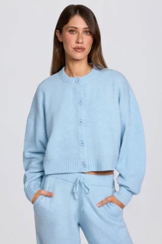 Krótki sweter z dzianiny w kolorze pudrowego błękitu Krótki sweter z dzianiny w kolorze pudrowego błękitu