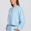 Krótki sweter z dzianiny w kolorze pudrowego błękitu Krótki sweter z dzianiny w kolorze pudrowego błękitu