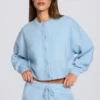 Krótki sweter z dzianiny w kolorze pudrowego błękitu Krótki sweter z dzianiny w kolorze pudrowego błękitu