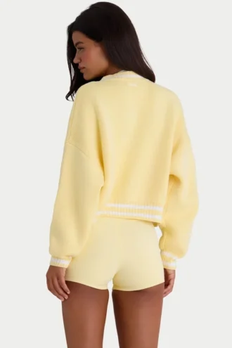 Krótki sweter z guzikami w delikatnym żółtym kolorze Krótki sweter z guzikami w delikatnym żółtym kolorze