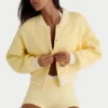 Krótki sweter z guzikami w delikatnym żółtym kolorze Krótki sweter z guzikami w delikatnym żółtym kolorze