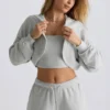 Krótki sweter z kapturem z dzianiny dżersejowej z podszerstkiem w kolorze szarym Krótki sweter z kapturem z dzianiny dżersejowej z podszerstkiem w kolorze szarym