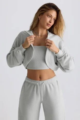 Krótki sweter z kapturem z dzianiny dżersejowej z podszerstkiem w kolorze szarym Krótki sweter z kapturem z dzianiny dżersejowej z podszerstkiem w kolorze szarym