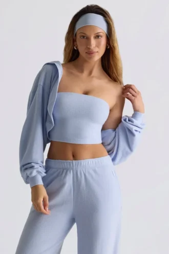 Krótki sweter z kapturem z szczotkowanej dzianiny w kolorze jasnoniebieskim Krótki sweter z kapturem z szczotkowanej dzianiny w kolorze jasnoniebieskim