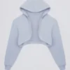 Krótki sweter z kapturem z szczotkowanej dzianiny w kolorze jasnoniebieskim Krótki sweter z kapturem z szczotkowanej dzianiny w kolorze jasnoniebieskim