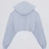 Krótki sweter z kapturem z szczotkowanej dzianiny w kolorze jasnoniebieskim Krótki sweter z kapturem z szczotkowanej dzianiny w kolorze jasnoniebieskim