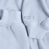 Krótki sweter z kapturem z szczotkowanej dzianiny w kolorze jasnoniebieskim Krótki sweter z kapturem z szczotkowanej dzianiny w kolorze jasnoniebieskim