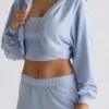 Krótki sweter z kapturem z szczotkowanej dzianiny w kolorze jasnoniebieskim Krótki sweter z kapturem z szczotkowanej dzianiny w kolorze jasnoniebieskim