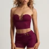 Krótki top bandeau Tarni z metalowymi detalami w kolorze jagodowo-fioletowym Krótki top bandeau Tarni z metalowymi detalami w kolorze jagodowo-fioletowym