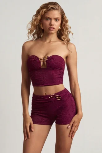 Krótki top bandeau Tarni z metalowymi detalami w kolorze jagodowo-fioletowym Krótki top bandeau Tarni z metalowymi detalami w kolorze jagodowo-fioletowym