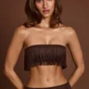 Krótki top bandeau z frędzlami i wiązaniem z tyłu Bruma w kolorze czekoladowego brązu Krótki top bandeau z frędzlami i wiązaniem z tyłu Bruma w kolorze czekoladowego brązu