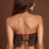 Krótki top bandeau z frędzlami i wiązaniem z tyłu Bruma w kolorze czekoladowego brązu Krótki top bandeau z frędzlami i wiązaniem z tyłu Bruma w kolorze czekoladowego brązu