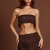 Krótki top bandeau z frędzlami i wiązaniem z tyłu Bruma w kolorze czekoladowego brązu Krótki top bandeau z frędzlami i wiązaniem z tyłu Bruma w kolorze czekoladowego brązu