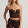 Krótki top bandeau z metalowymi detalami w kolorze ciemnej czekolady Krótki top bandeau z metalowymi detalami w kolorze ciemnej czekolady