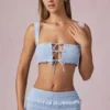 Krótki top Ottilie z falbanami i wiązaniem z przodu w kolorze pudrowego błękitu Krótki top Ottilie z falbanami i wiązaniem z przodu w kolorze pudrowego błękitu