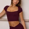 Krótki top Soft Active z dekoltem w kształcie serca w kolorze bordowym Krótki top Soft Active z dekoltem w kształcie serca w kolorze bordowym
