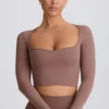 Krótki top Soft Active z dekoltem w kształcie serca w kolorze mokka Krótki top Soft Active z dekoltem w kształcie serca w kolorze mokka