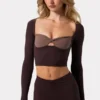 Krótki top Soft Active z skręconym przodem w kolorze espresso Krótki top Soft Active z skręconym przodem w kolorze espresso