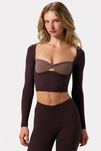 Krótki top Soft Active z skręconym przodem w kolorze espresso Krótki top Soft Active z skręconym przodem w kolorze espresso