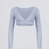 Krótki top z dzianiny szczotkowanej z dekoltem w serek w kolorze Soft Blue Krótki top z dzianiny szczotkowanej z dekoltem w serek w kolorze Soft Blue