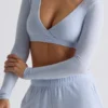 Krótki top z dzianiny szczotkowanej z dekoltem w serek w kolorze Soft Blue Krótki top z dzianiny szczotkowanej z dekoltem w serek w kolorze Soft Blue