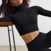Krótki top z golfem Soft Active w kolorze czarnym Krótki top z golfem Soft Active w kolorze czarnym
