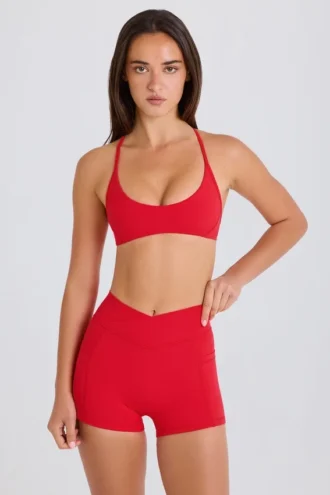Krótkie szorty Soft Active Pocket z paskiem w kształcie litery V w kolorze truskawkowej czerwieni Krótkie szorty Soft Active Pocket z paskiem w kształcie litery V w kolorze truskawkowej czerwieni