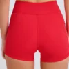 Krótkie szorty Soft Active Pocket z paskiem w kształcie litery V w kolorze truskawkowej czerwieni Krótkie szorty Soft Active Pocket z paskiem w kształcie litery V w kolorze truskawkowej czerwieni