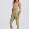 Legginsy z podwiniętym pasem i szelkami w kolorze Matcha Legginsy z podwiniętym pasem i szelkami w kolorze Matcha