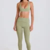 Legginsy z podwiniętym pasem i szelkami w kolorze Matcha Legginsy z podwiniętym pasem i szelkami w kolorze Matcha