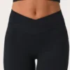 Legginsy z rozszerzanymi nogawkami i paskiem w kształcie litery V z miękkiej tkaniny Active w kolorze czarnym Legginsy z rozszerzanymi nogawkami i paskiem w kształcie litery V z miękkiej tkaniny Active w kolorze czarnym