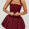 Ludmila – sukienka mini z wiązaniem na szyi i falbanowym dołem w kolorze jagodowej czerwieni Ludmila – sukienka mini z wiązaniem na szyi i falbanowym dołem w kolorze jagodowej czerwieni