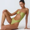 Miami – stroj jednoczęściowy typu bandeau z wycięciami i zdobieniami z koralików w kolorze zielonym