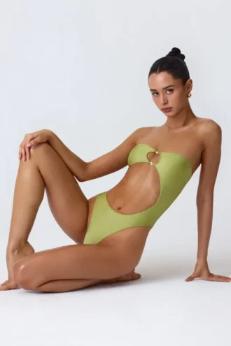 Miami – stroj jednoczęściowy typu bandeau z wycięciami i zdobieniami z koralików w kolorze zielonym Miami – stroj jednoczęściowy typu bandeau z wycięciami i zdobieniami z koralików w kolorze zielonym