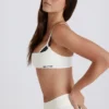 Miękki sportowy biustonosz z warstwami i skręconym tyłem w kolorze kości słoniowej Miękki sportowy biustonosz z warstwami i skręconym tyłem w kolorze kości słoniowej