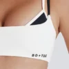 Miękki sportowy biustonosz z warstwami i skręconym tyłem w kolorze kości słoniowej Miękki sportowy biustonosz z warstwami i skręconym tyłem w kolorze kości słoniowej
