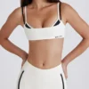 Miękki sportowy biustonosz z warstwami i skręconym tyłem w kolorze kości słoniowej Miękki sportowy biustonosz z warstwami i skręconym tyłem w kolorze kości słoniowej