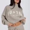 Miękki sweter oversize z dzianiny w kolorze beżowym Miękki sweter oversize z dzianiny w kolorze beżowym