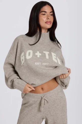 Miękki sweter oversize z dzianiny w kolorze beżowym Miękki sweter oversize z dzianiny w kolorze beżowym