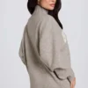 Miękki sweter oversize z dzianiny w kolorze beżowym Miękki sweter oversize z dzianiny w kolorze beżowym