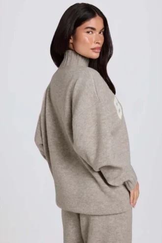Miękki sweter oversize z dzianiny w kolorze beżowym Miękki sweter oversize z dzianiny w kolorze beżowym