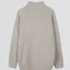 Miękki sweter oversize z dzianiny w kolorze beżowym Miękki sweter oversize z dzianiny w kolorze beżowym