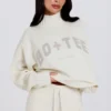 Miękki sweter oversize z dzianiny w kolorze kości słoniowej Miękki sweter oversize z dzianiny w kolorze kości słoniowej