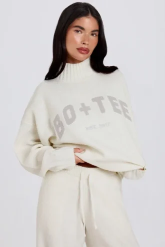 Miękki sweter oversize z dzianiny w kolorze kości słoniowej Miękki sweter oversize z dzianiny w kolorze kości słoniowej