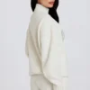 Miękki sweter oversize z dzianiny w kolorze kości słoniowej Miękki sweter oversize z dzianiny w kolorze kości słoniowej