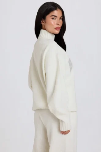 Miękki sweter oversize z dzianiny w kolorze kości słoniowej Miękki sweter oversize z dzianiny w kolorze kości słoniowej