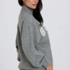 Miękki sweter oversize z dzianiny w kolorze szarym Miękki sweter oversize z dzianiny w kolorze szarym