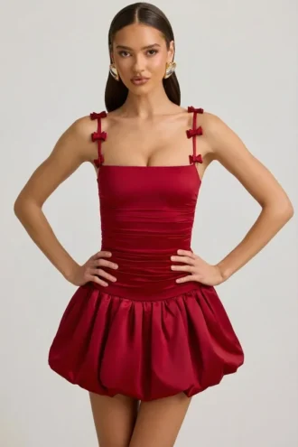 Mini sukienka Cirilla z marszczonym dołem w kształcie bąbelka i kokardką w kolorze True Red