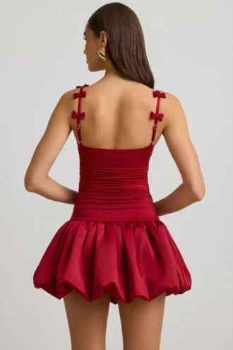 Mini sukienka Cirilla z marszczonym dołem w kształcie bąbelka i kokardką w kolorze True Red