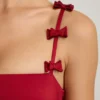 Mini sukienka Cirilla z marszczonym dołem w kształcie bąbelka i kokardką w kolorze True Red Mini sukienka Cirilla z marszczonym dołem w kształcie bąbelka i kokardką w kolorze True Red